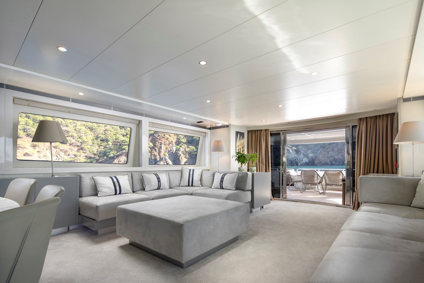 https://arconyachts.ams3.digitaloceanspaces.com/68418/conversions/large_4799655-optimize.jpg