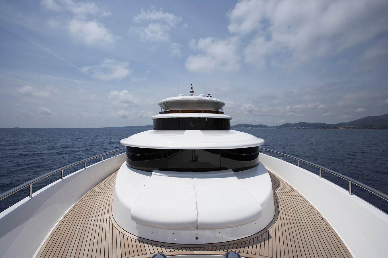 https://arconyachts.ams3.digitaloceanspaces.com/68510/conversions/large_4558047-optimize.jpg