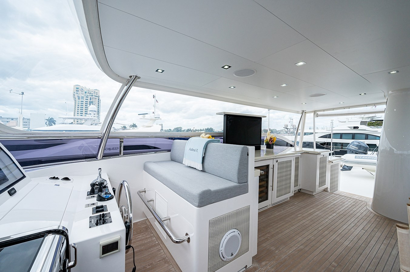https://arconyachts.ams3.digitaloceanspaces.com/68552/conversions/large_4542213-optimize.jpg