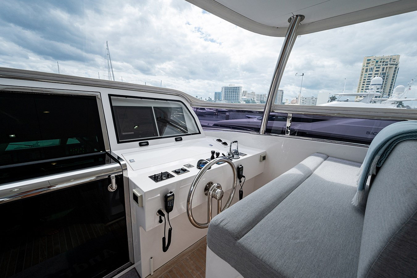 https://arconyachts.ams3.digitaloceanspaces.com/68555/conversions/large_4542214-optimize.jpg
