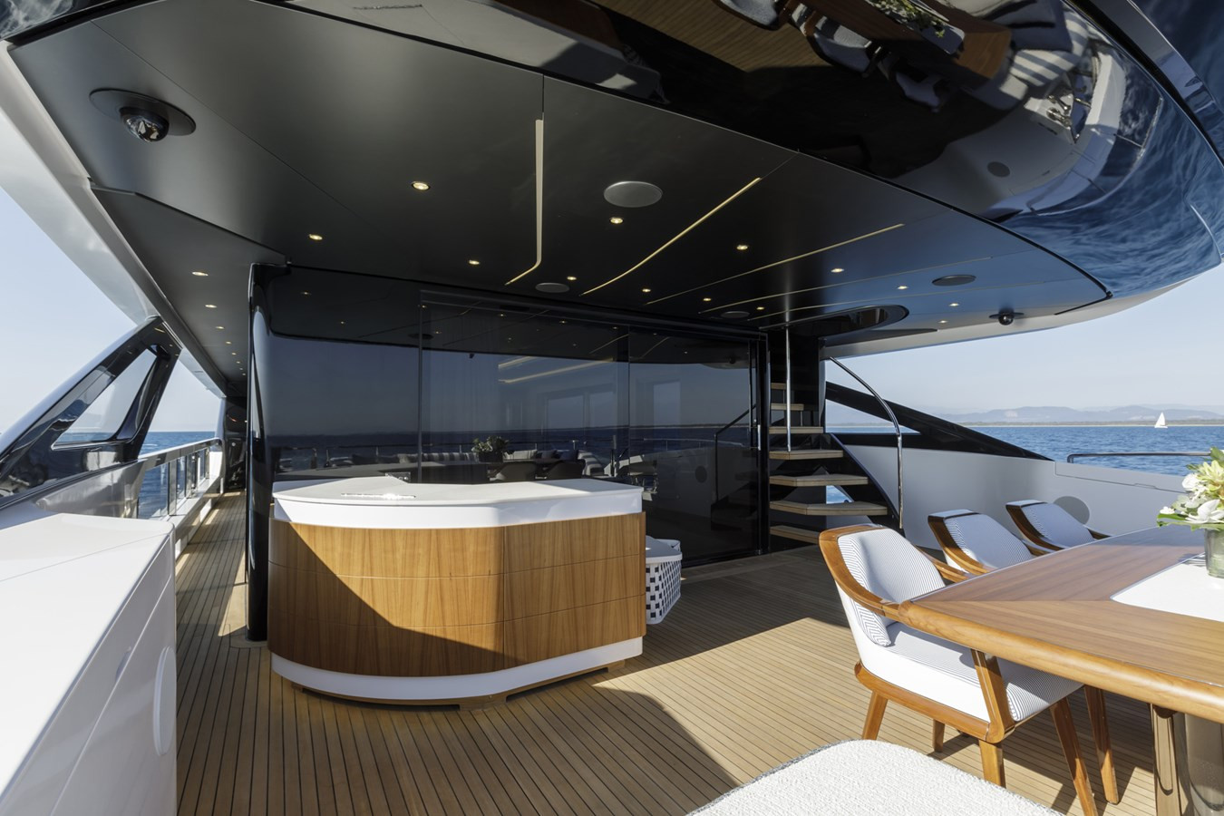 https://arconyachts.ams3.digitaloceanspaces.com/68700/conversions/large_4321681-optimize.jpg
