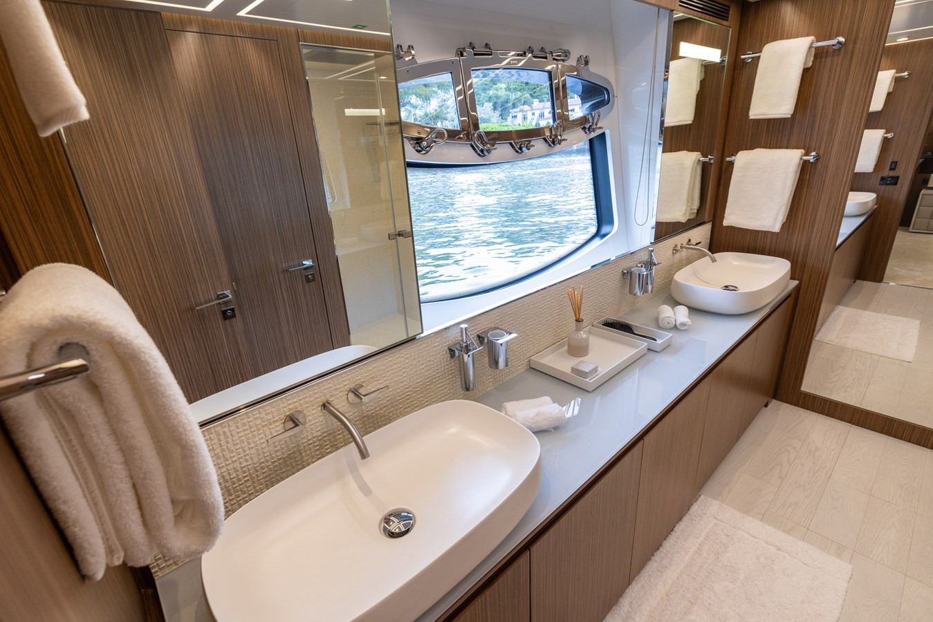 https://arconyachts.ams3.digitaloceanspaces.com/68800/conversions/large_4557329-optimize.jpg