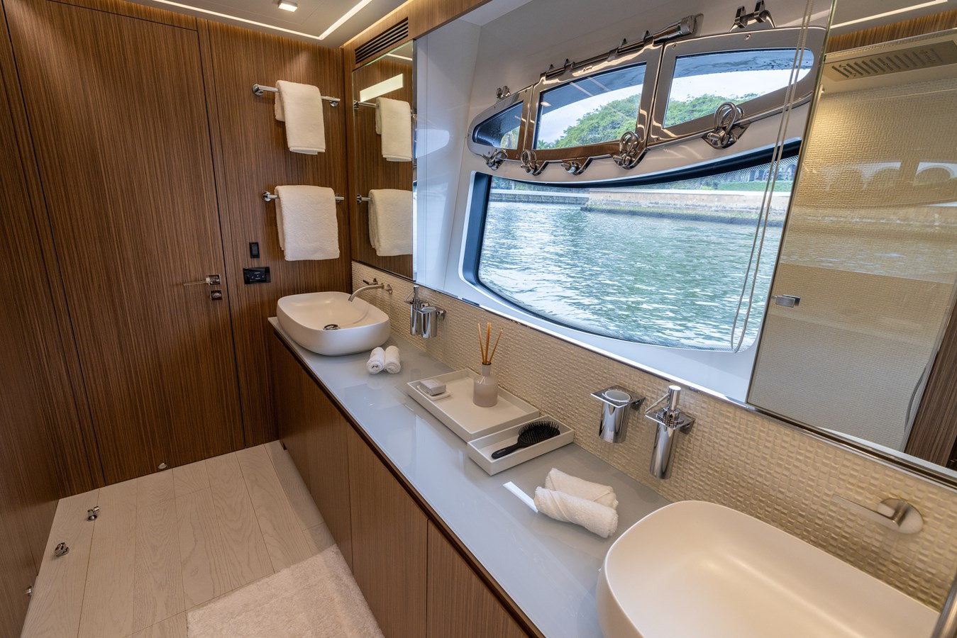 https://arconyachts.ams3.digitaloceanspaces.com/68805/conversions/large_4557331-optimize.jpg