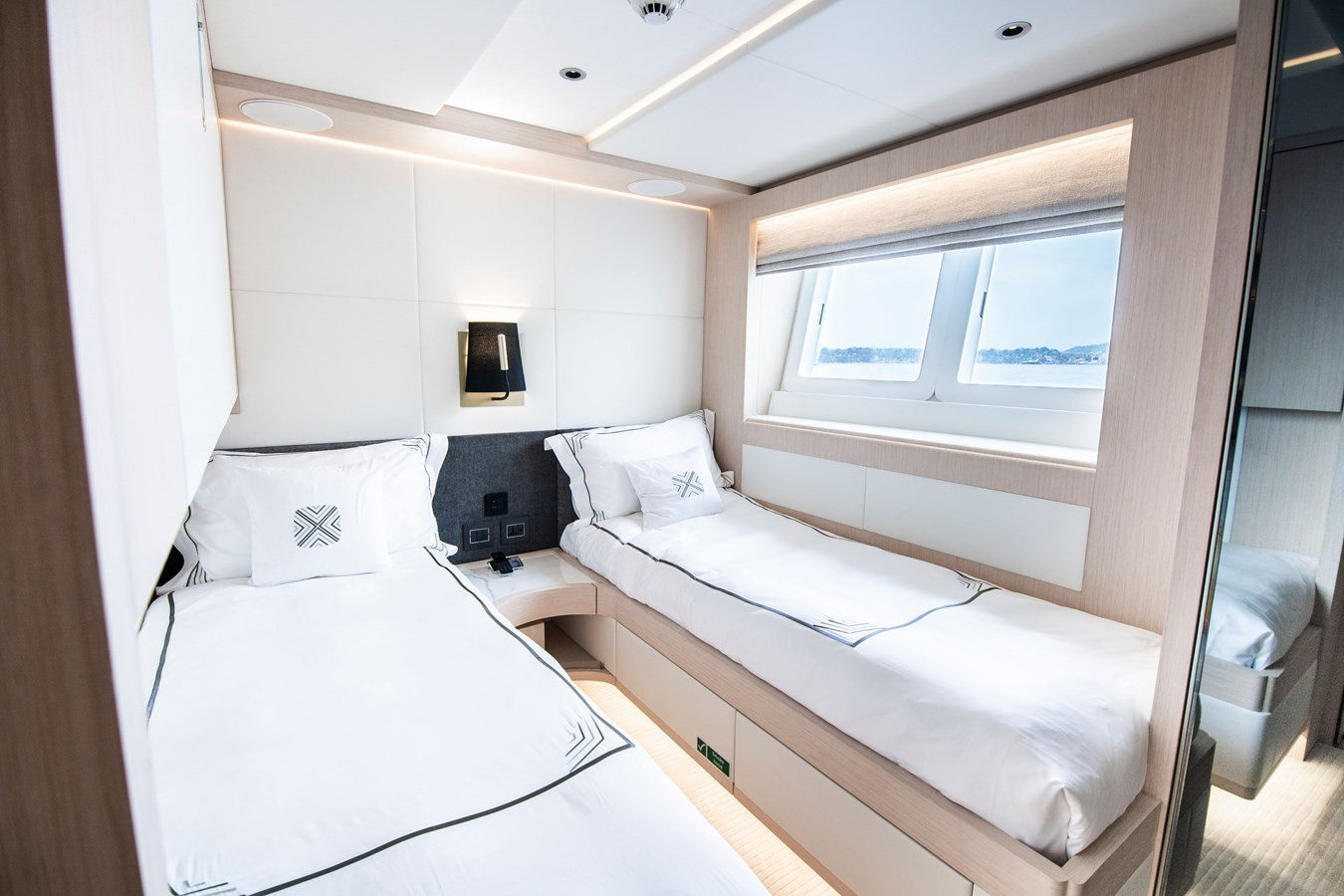 https://arconyachts.ams3.digitaloceanspaces.com/68884/conversions/large_4124201-optimize.jpg