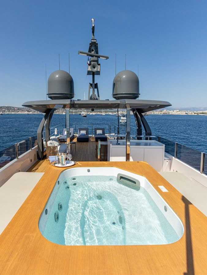 https://arconyachts.ams3.digitaloceanspaces.com/68976/conversions/large_4471158-optimize.jpg