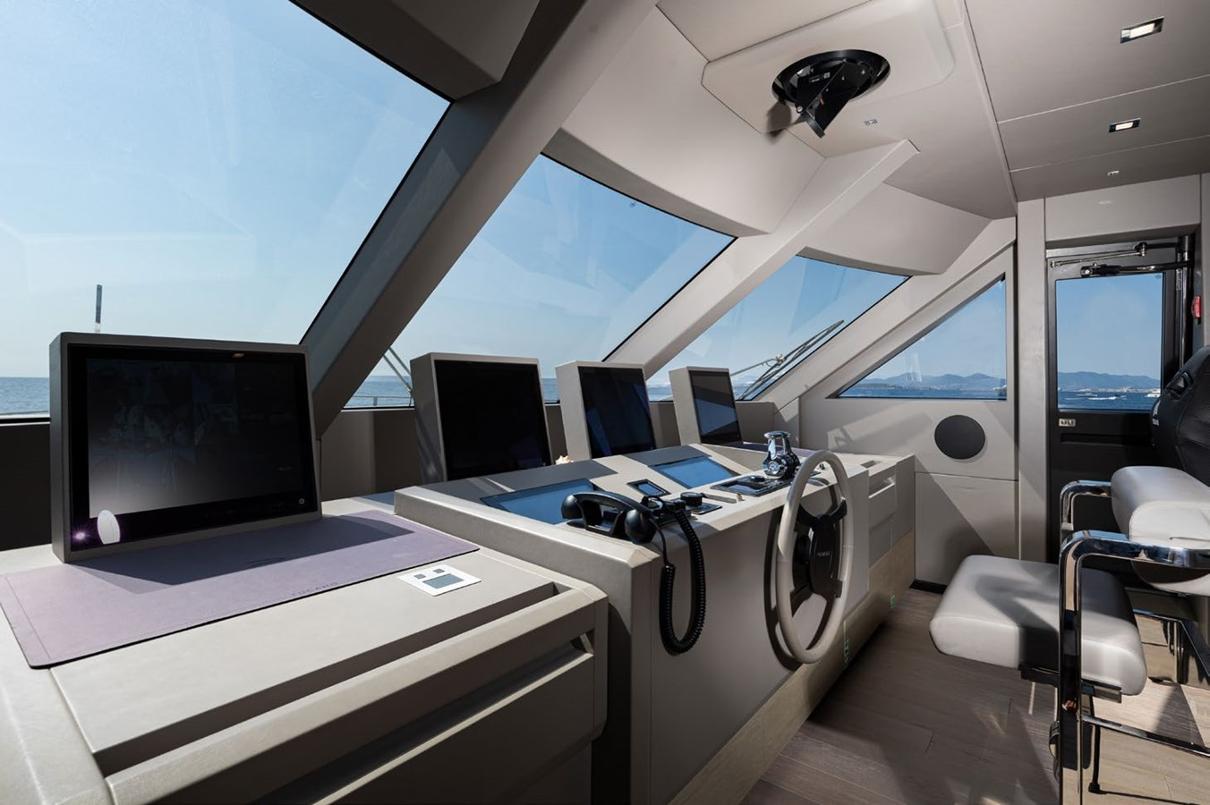 https://arconyachts.ams3.digitaloceanspaces.com/68998/conversions/large_4471144-optimize.jpg