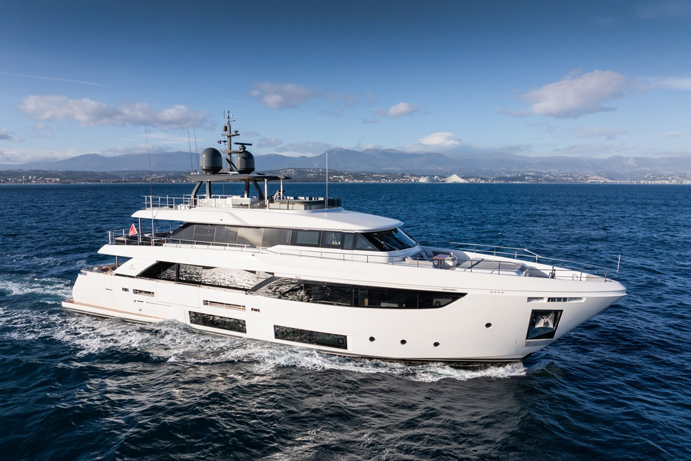 https://arconyachts.ams3.digitaloceanspaces.com/69000/conversions/large_4722806-optimize.jpg