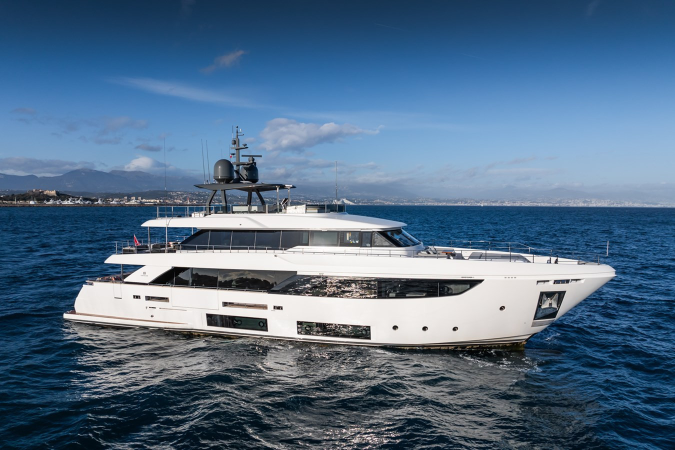 https://arconyachts.ams3.digitaloceanspaces.com/69009/conversions/large_4722822-optimize.jpg
