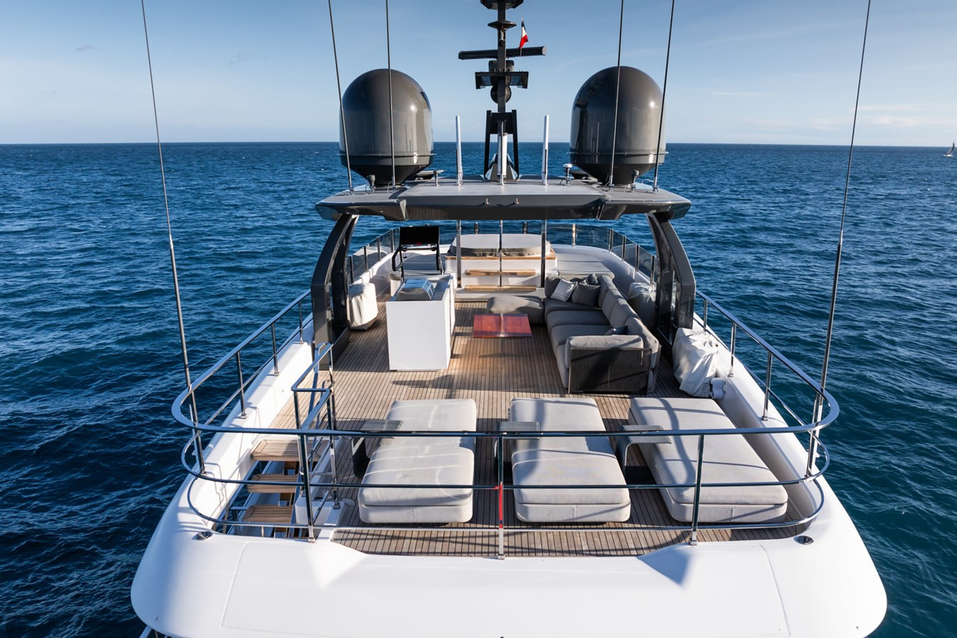 https://arconyachts.ams3.digitaloceanspaces.com/69027/conversions/large_4722854-optimize.jpg