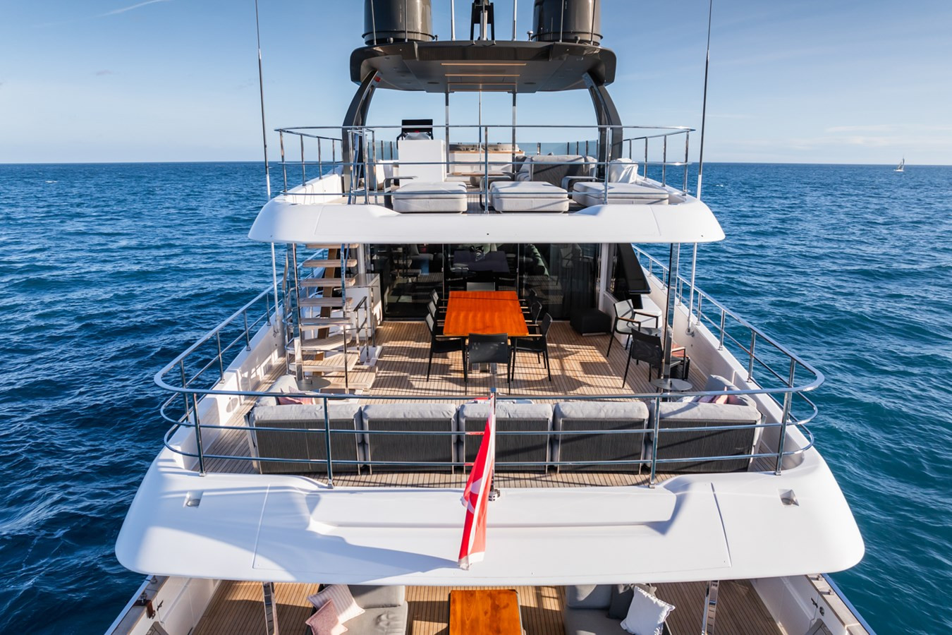 https://arconyachts.ams3.digitaloceanspaces.com/69034/conversions/large_4722852-optimize.jpg