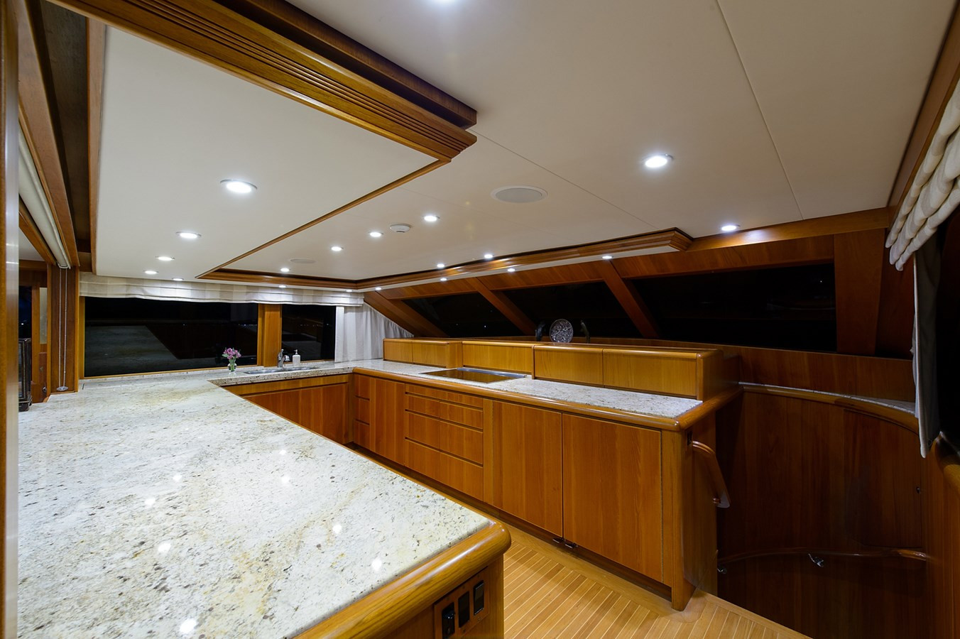 https://arconyachts.ams3.digitaloceanspaces.com/69224/conversions/large_3516765-optimize.jpg