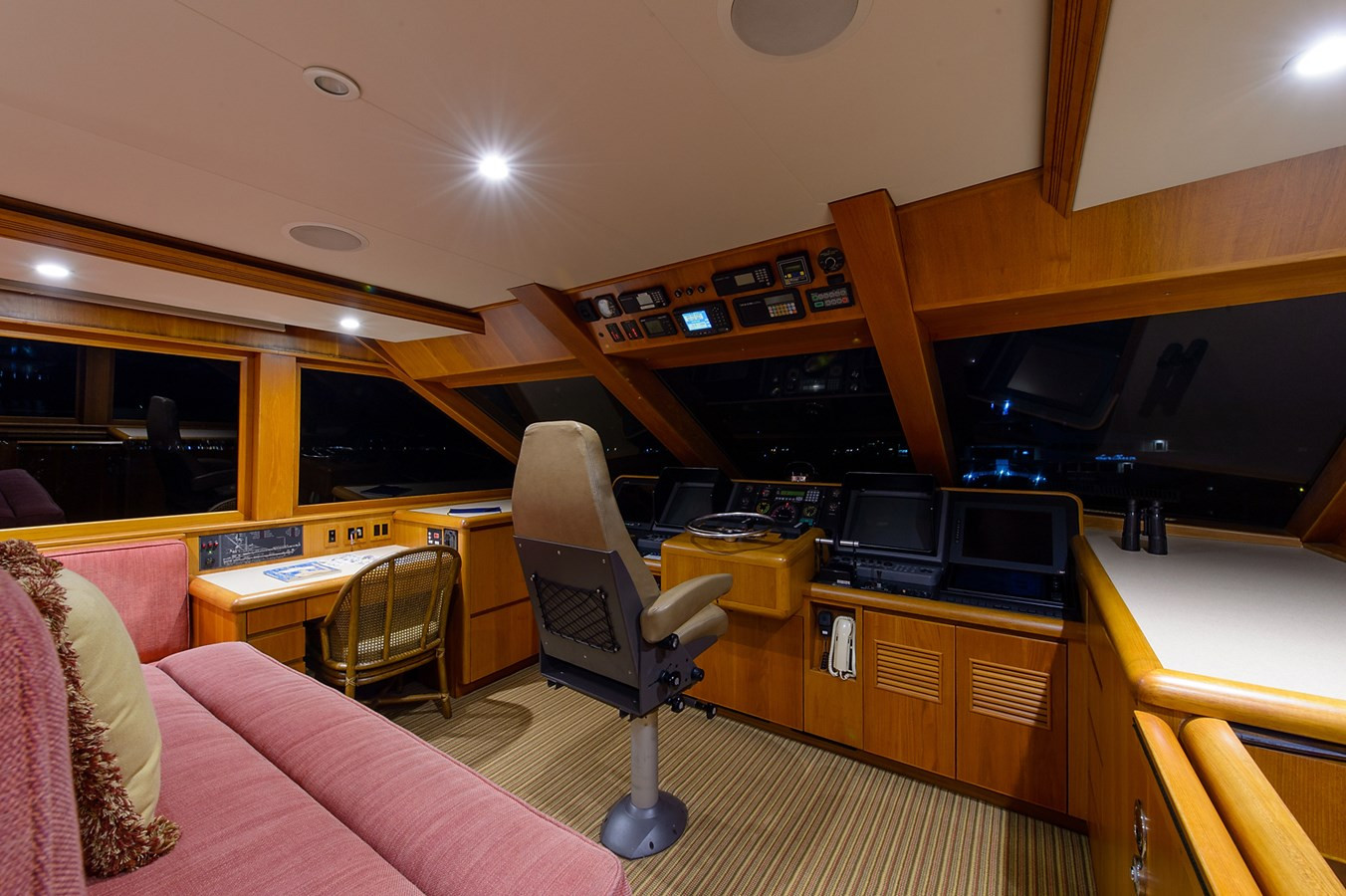 https://arconyachts.ams3.digitaloceanspaces.com/69261/conversions/large_3516778-optimize.jpg