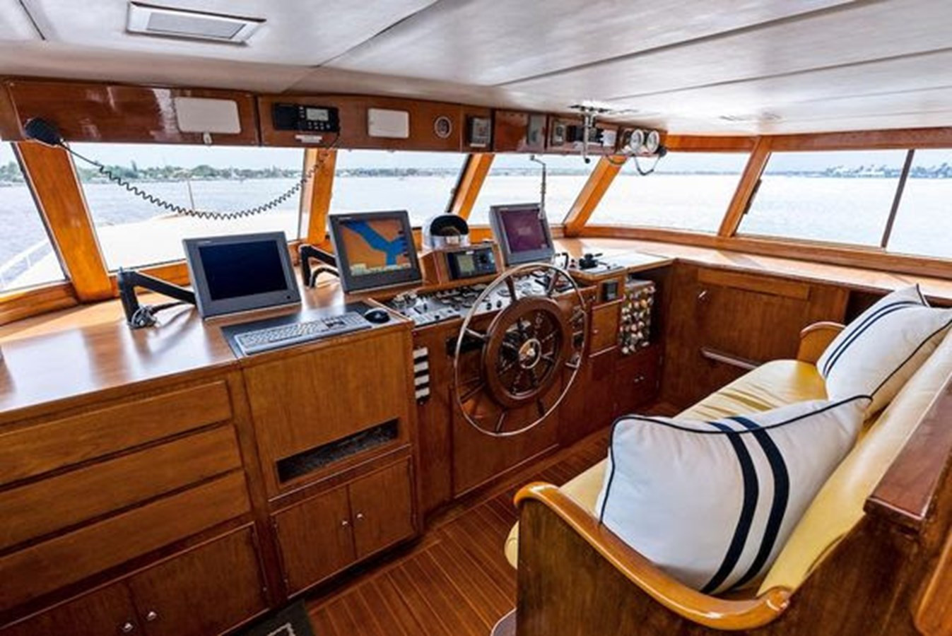 https://arconyachts.ams3.digitaloceanspaces.com/69481/conversions/large_4579687-optimize.jpg