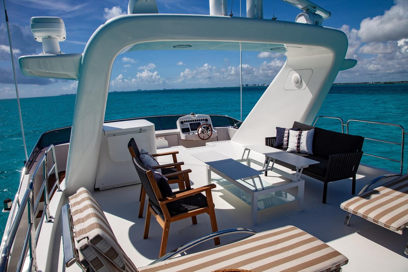 https://arconyachts.ams3.digitaloceanspaces.com/69551/conversions/large_4739438-optimize.jpg