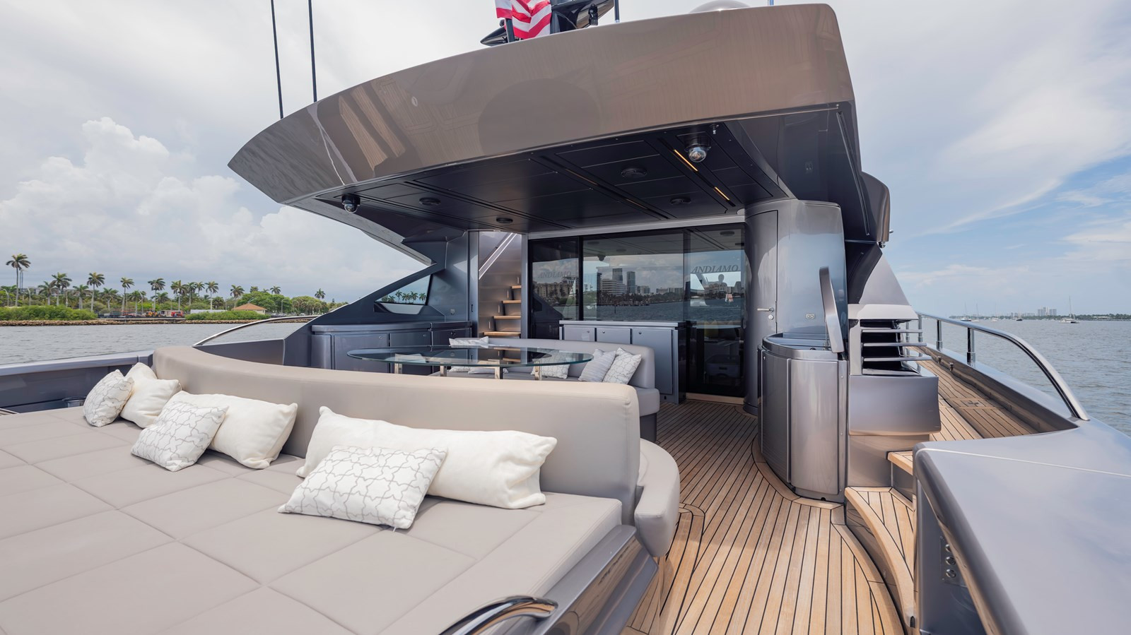 https://arconyachts.ams3.digitaloceanspaces.com/69573/conversions/large_4695757-optimize.jpg