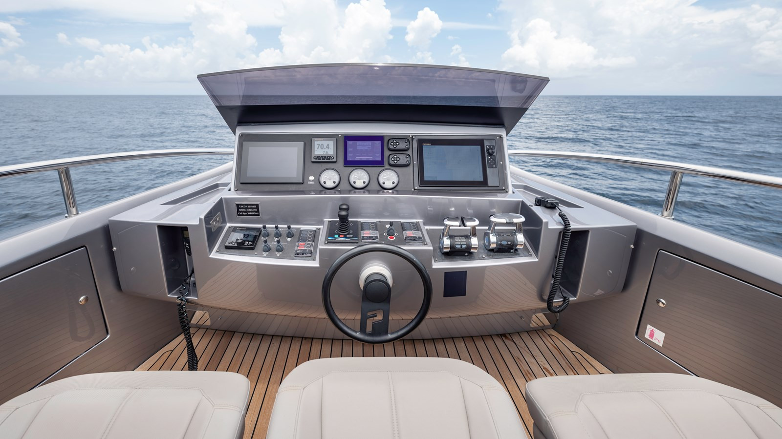 https://arconyachts.ams3.digitaloceanspaces.com/69600/conversions/large_4695761-optimize.jpg