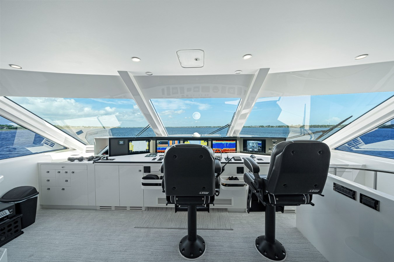 https://arconyachts.ams3.digitaloceanspaces.com/69677/conversions/large_4721493-optimize.jpg
