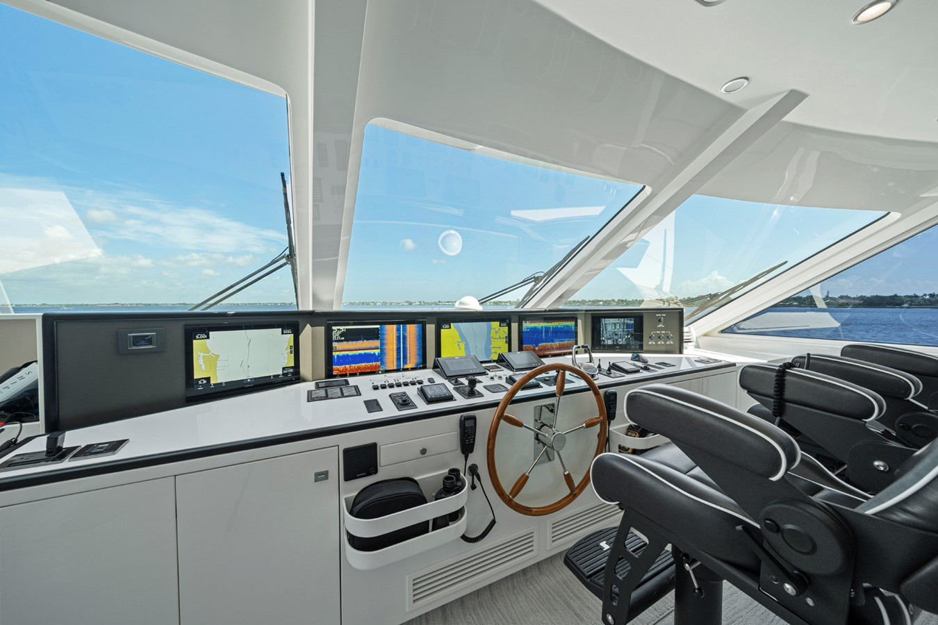 https://arconyachts.ams3.digitaloceanspaces.com/69680/conversions/large_4721494-optimize.jpg