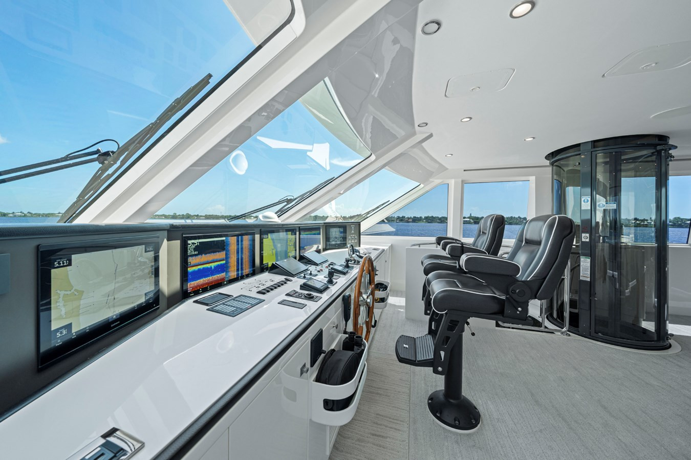 https://arconyachts.ams3.digitaloceanspaces.com/69684/conversions/large_4721495-optimize.jpg