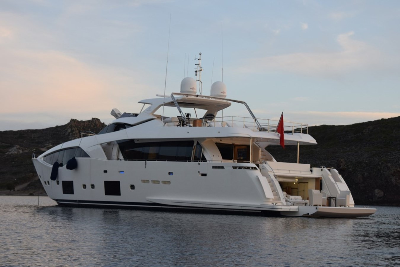https://arconyachts.ams3.digitaloceanspaces.com/69712/conversions/large_4460928-optimize.jpg