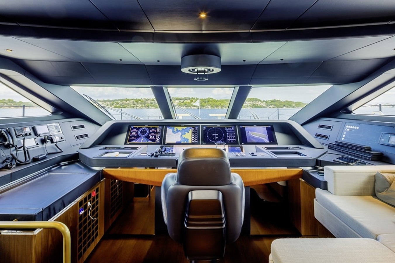 https://arconyachts.ams3.digitaloceanspaces.com/69808/conversions/large_4557120-optimize.jpg