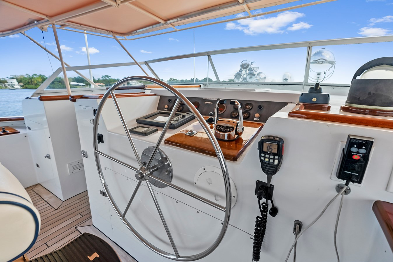 https://arconyachts.ams3.digitaloceanspaces.com/69852/conversions/large_4614000-optimize.jpg