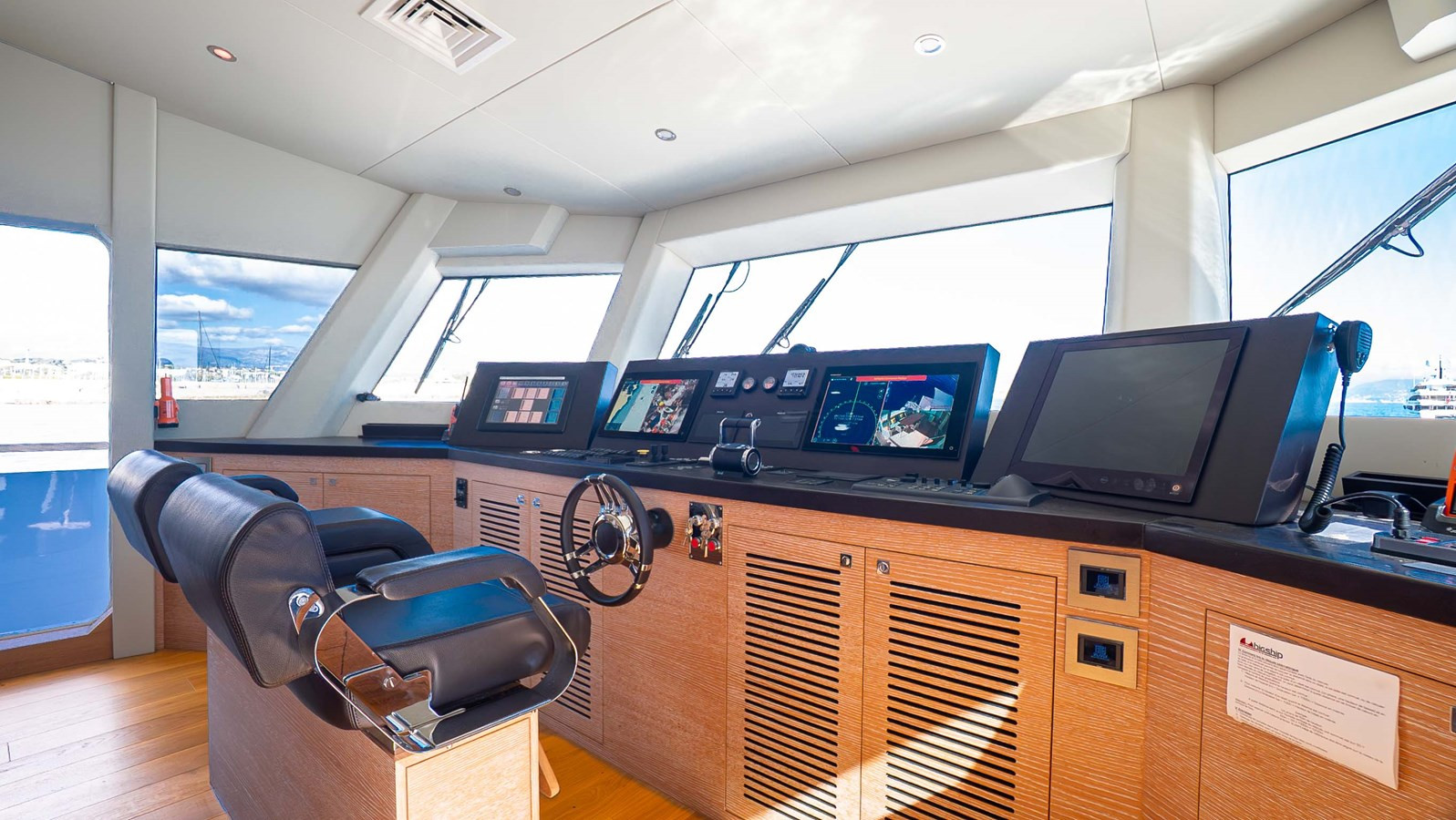 https://arconyachts.ams3.digitaloceanspaces.com/70010/conversions/large_4857059-optimize.jpg