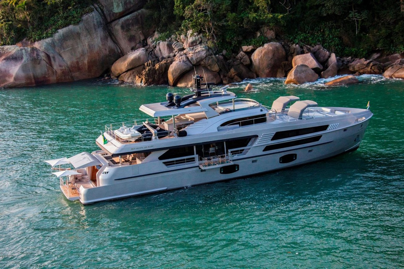 https://arconyachts.ams3.digitaloceanspaces.com/70012/conversions/large_3999246-optimize.jpg