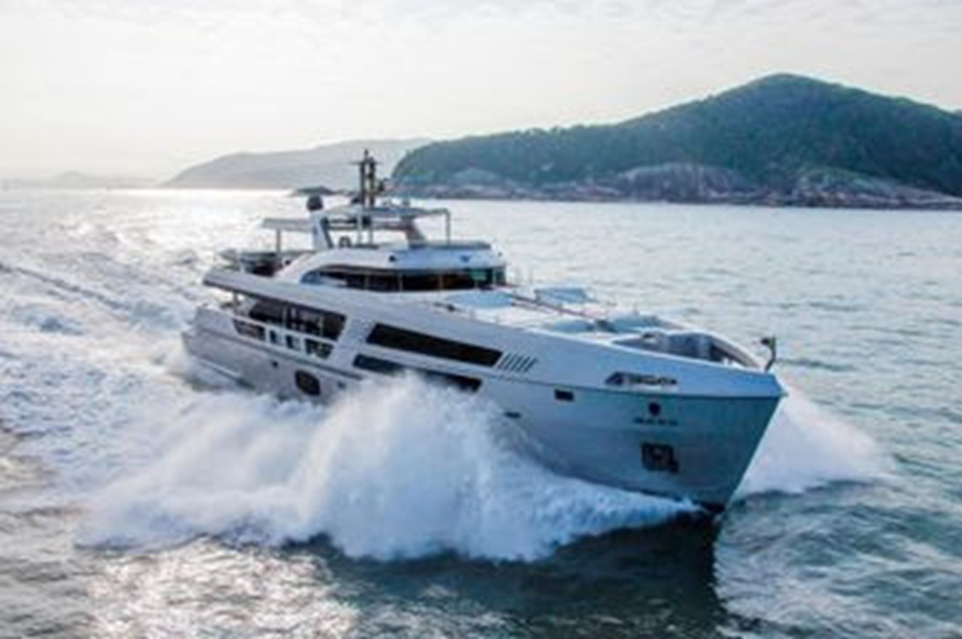 https://arconyachts.ams3.digitaloceanspaces.com/70018/conversions/large_3999248-optimize.jpg