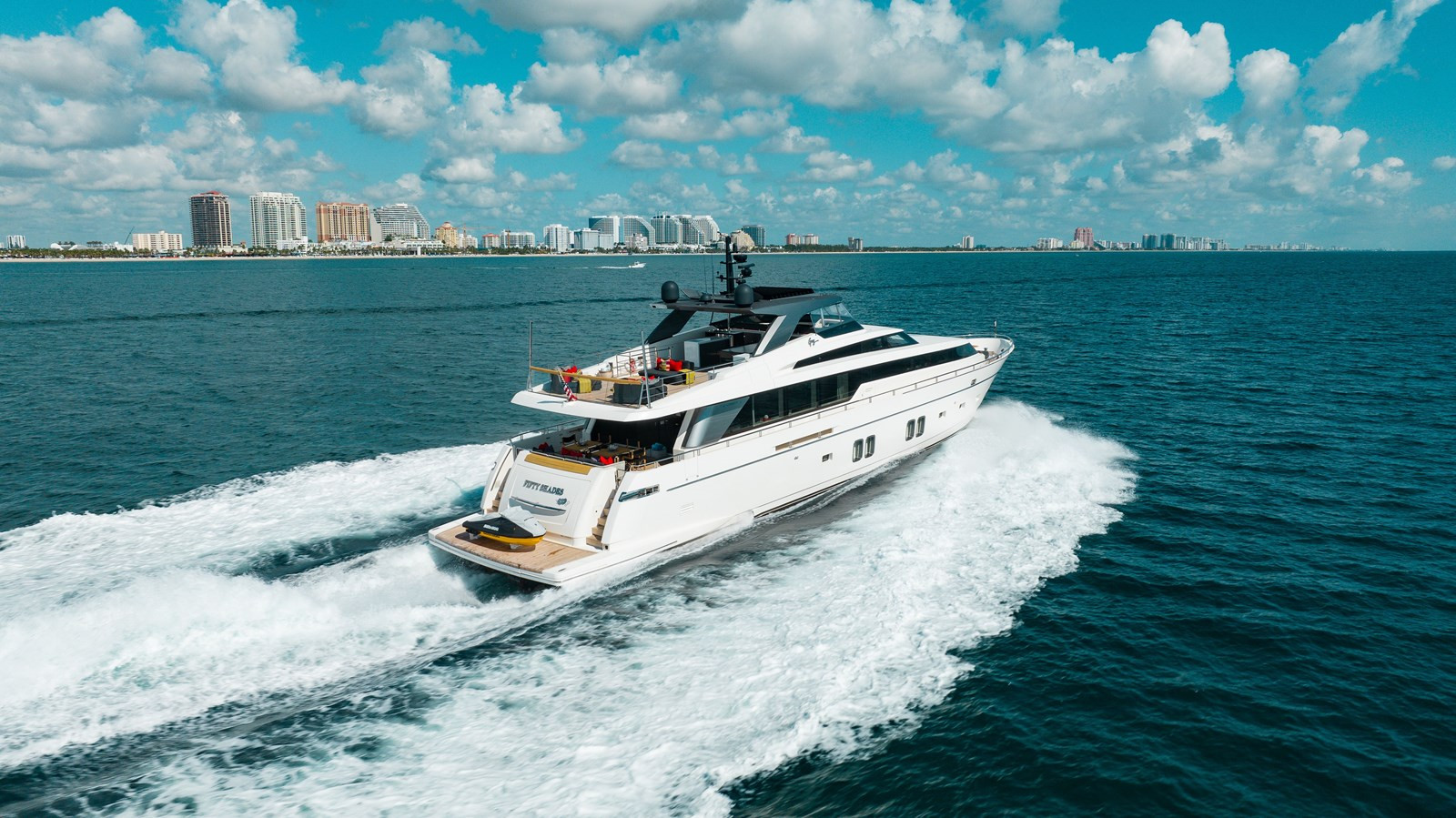https://arconyachts.ams3.digitaloceanspaces.com/70026/conversions/large_3950039-optimize.jpg