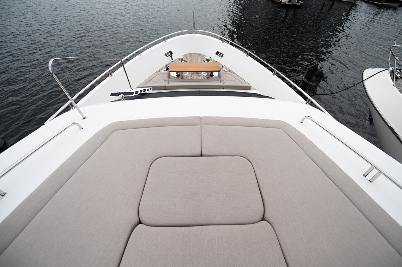 https://arconyachts.ams3.digitaloceanspaces.com/70056/conversions/large_4049775-optimize.jpg