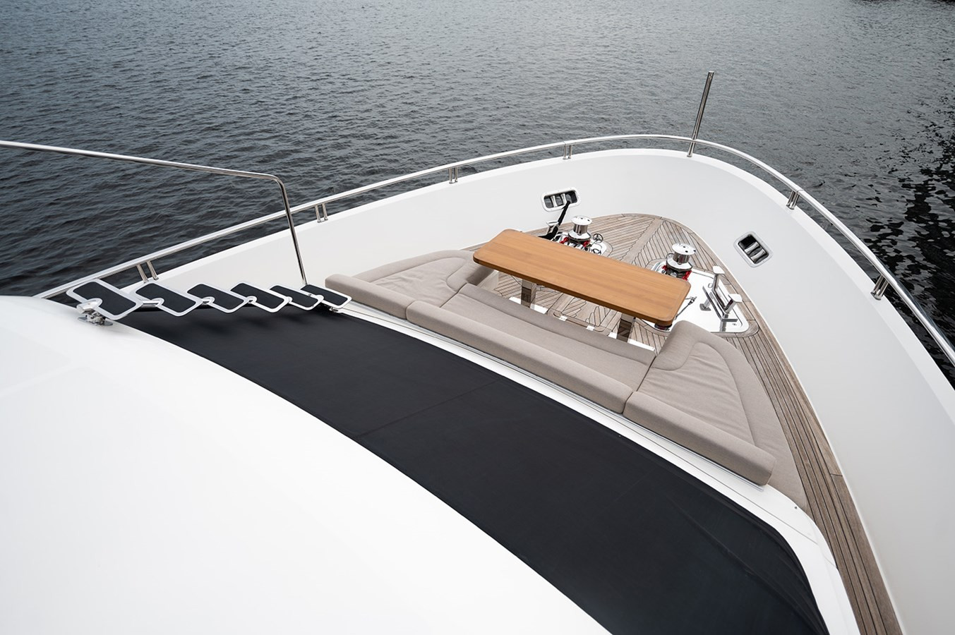 https://arconyachts.ams3.digitaloceanspaces.com/70059/conversions/large_4049776-optimize.jpg