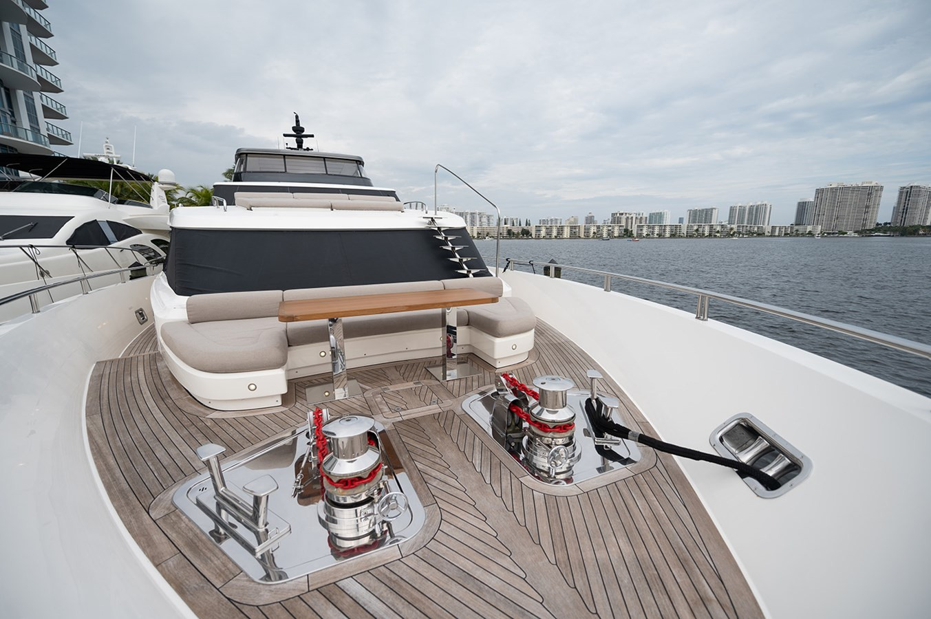 https://arconyachts.ams3.digitaloceanspaces.com/70062/conversions/large_4049777-optimize.jpg