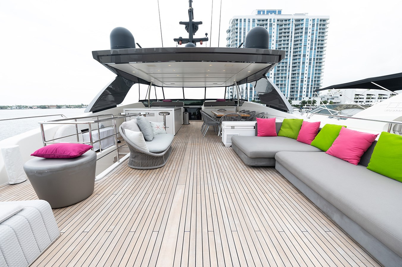 https://arconyachts.ams3.digitaloceanspaces.com/70070/conversions/large_4049779-optimize.jpg