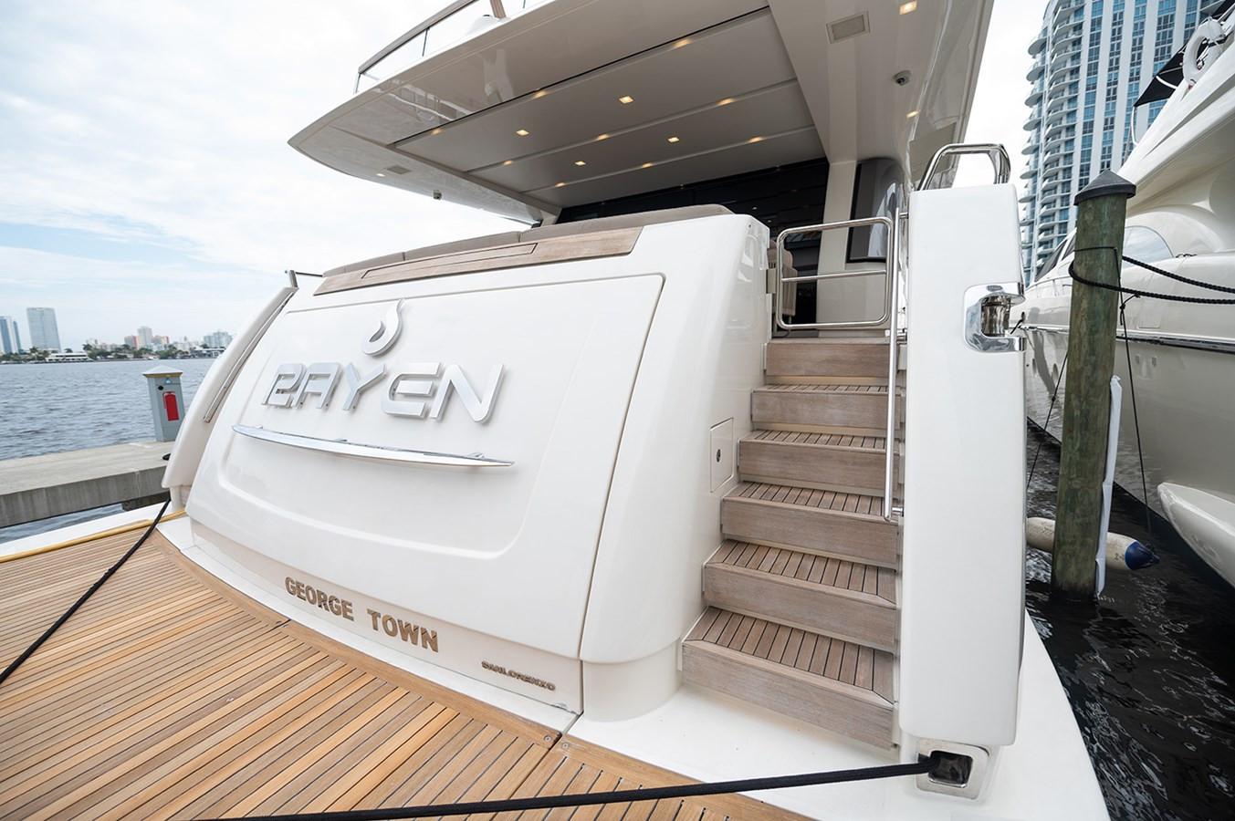 https://arconyachts.ams3.digitaloceanspaces.com/70079/conversions/large_4049784-optimize.jpg