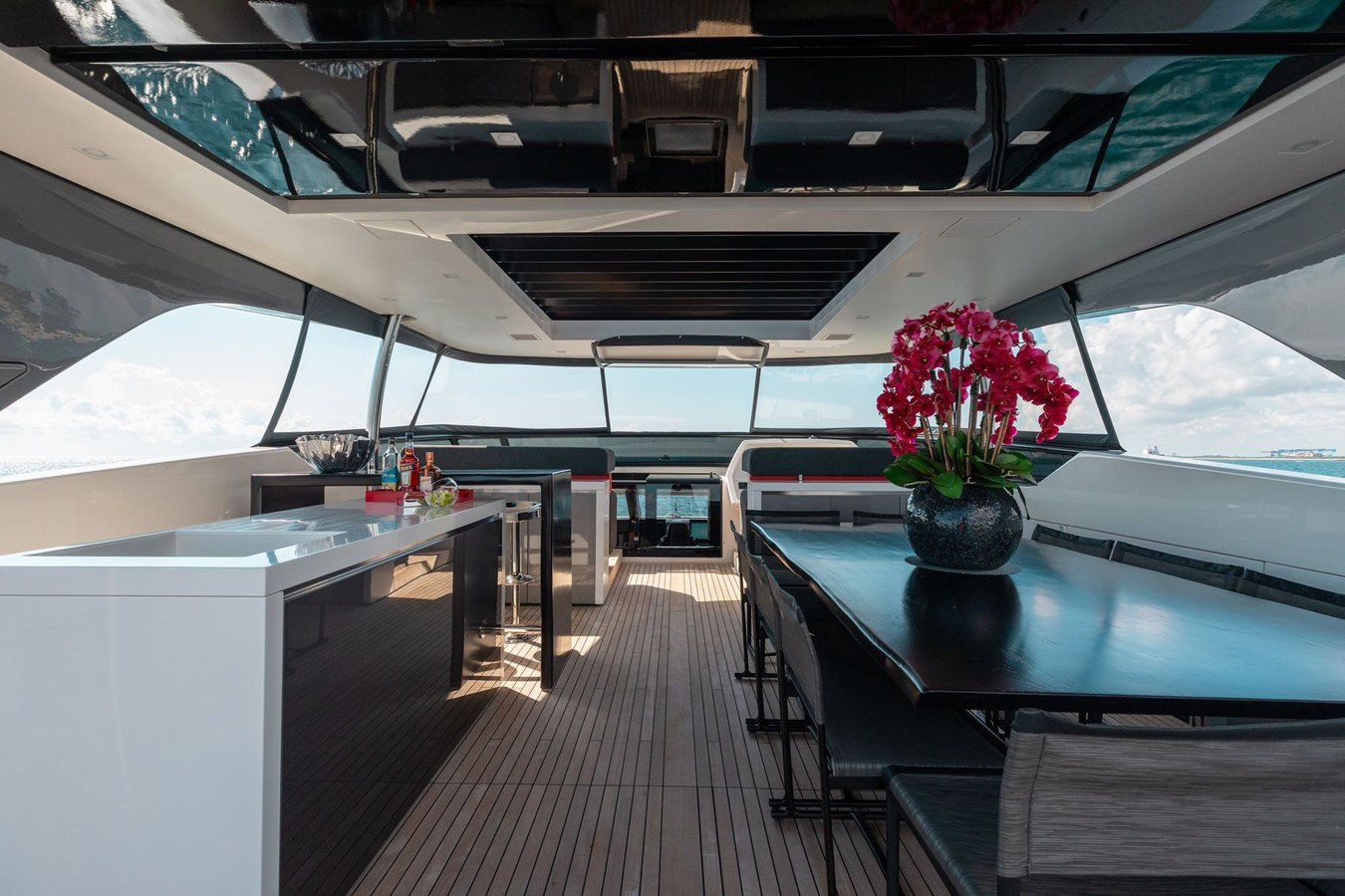 https://arconyachts.ams3.digitaloceanspaces.com/70145/conversions/large_3950285-optimize.jpg