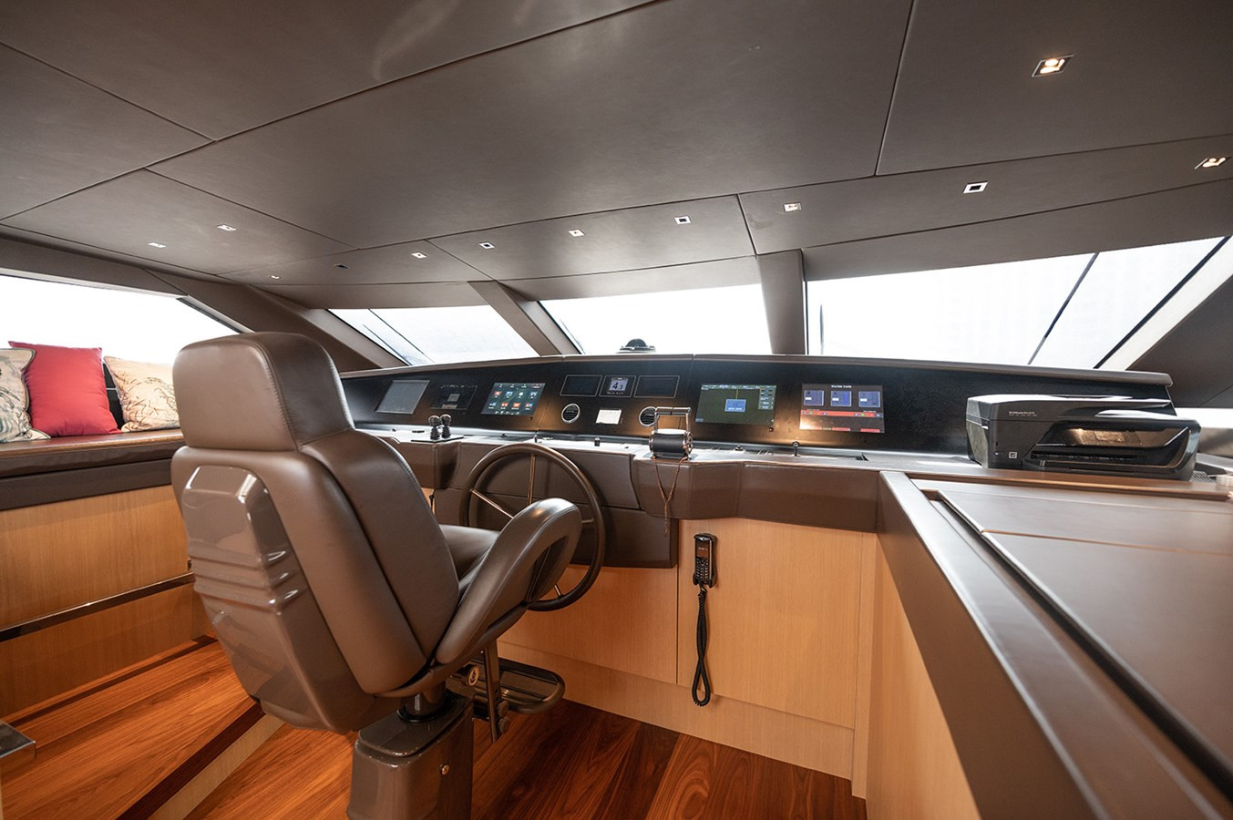 https://arconyachts.ams3.digitaloceanspaces.com/70161/conversions/large_4049815-optimize.jpg