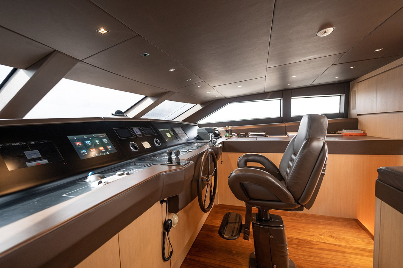 https://arconyachts.ams3.digitaloceanspaces.com/70164/conversions/large_4049816-optimize.jpg