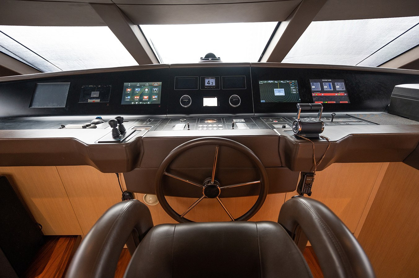 https://arconyachts.ams3.digitaloceanspaces.com/70167/conversions/large_4049817-optimize.jpg