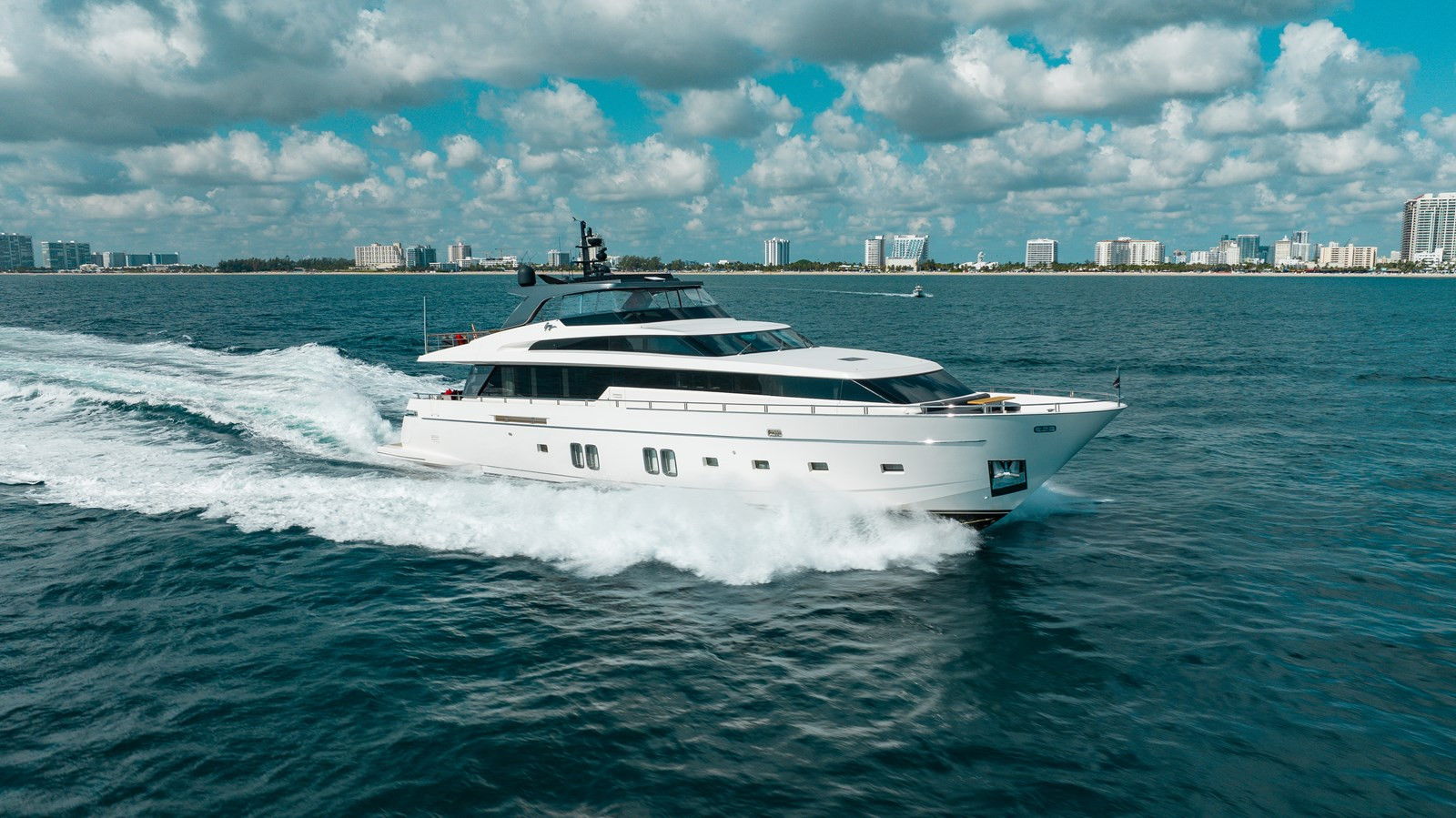 https://arconyachts.ams3.digitaloceanspaces.com/70187/conversions/large_4576587-optimize.jpg
