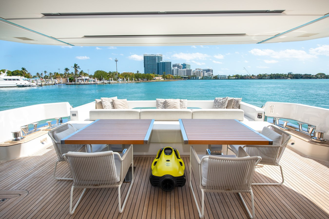 https://arconyachts.ams3.digitaloceanspaces.com/70203/conversions/large_4799827-optimize.jpg