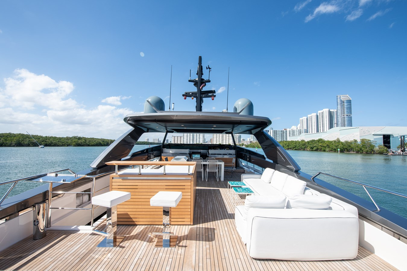 https://arconyachts.ams3.digitaloceanspaces.com/70266/conversions/large_4799849-optimize.jpg