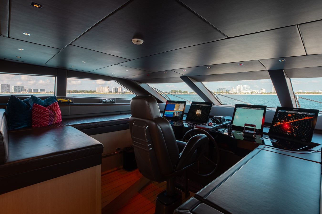 https://arconyachts.ams3.digitaloceanspaces.com/70270/conversions/large_4576549-optimize.jpg
