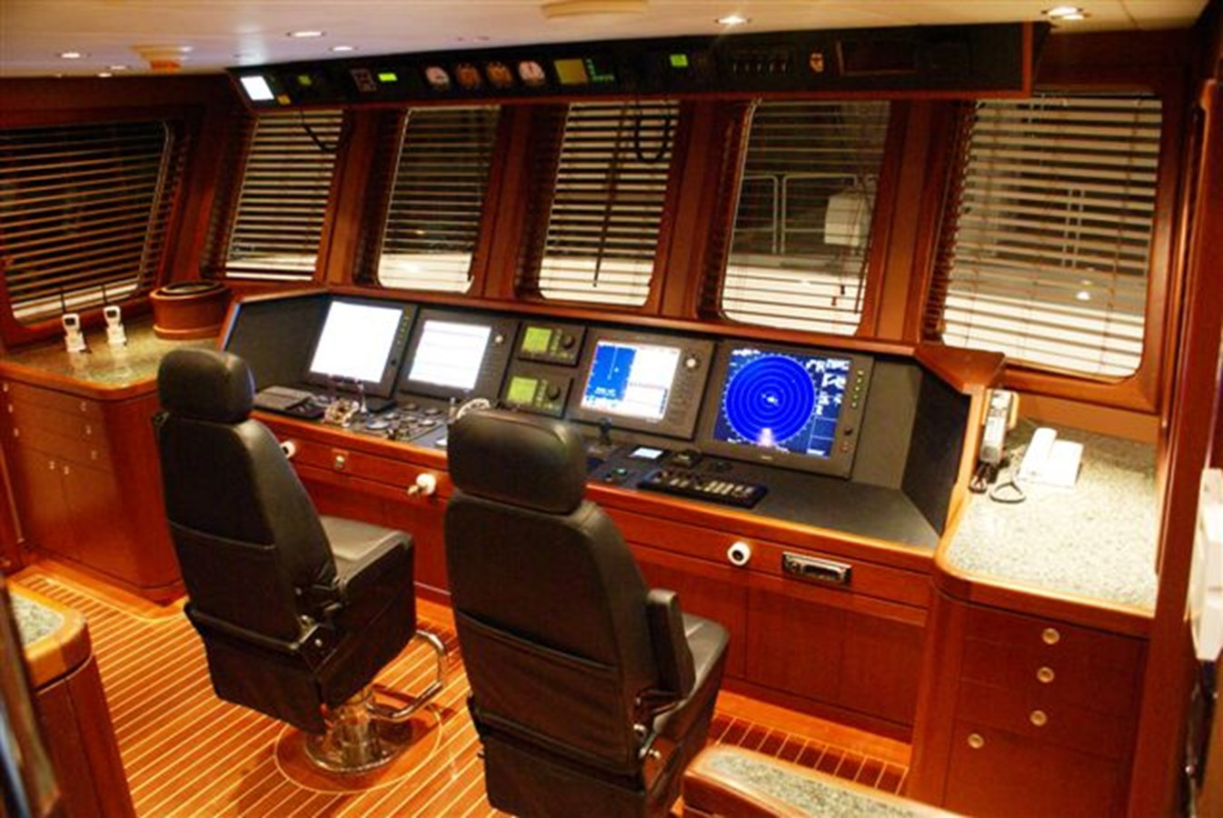 https://arconyachts.ams3.digitaloceanspaces.com/70348/conversions/large_1888385-optimize.jpg