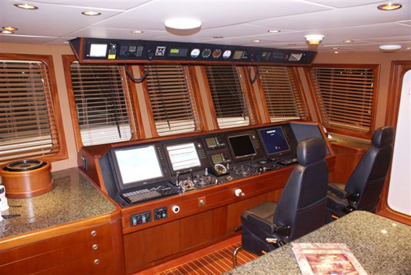 https://arconyachts.ams3.digitaloceanspaces.com/70351/conversions/large_1888369-optimize.jpg
