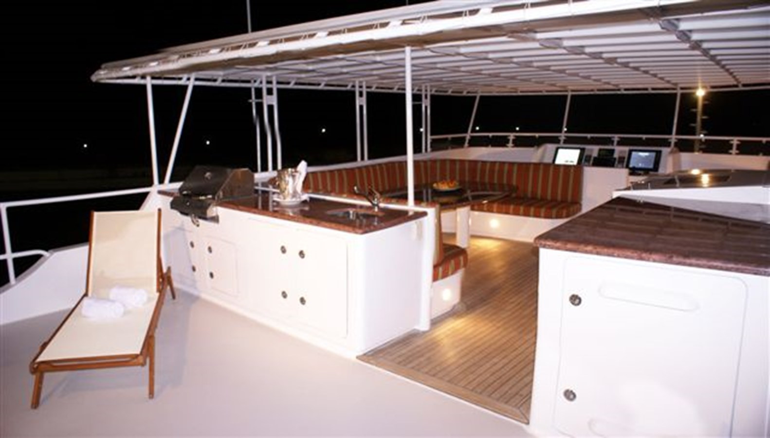 https://arconyachts.ams3.digitaloceanspaces.com/70383/conversions/large_1888386-optimize.jpg