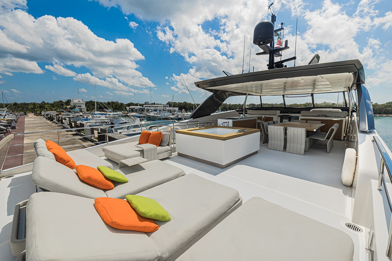 https://arconyachts.ams3.digitaloceanspaces.com/70416/conversions/large_4585769-optimize.jpg
