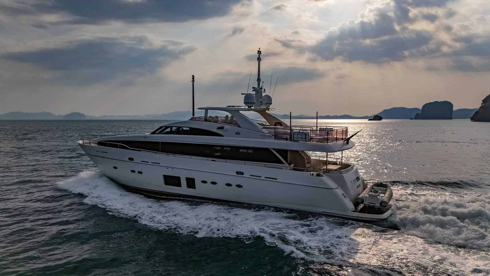 https://arconyachts.ams3.digitaloceanspaces.com/70497/conversions/large_4671524-optimize.jpg