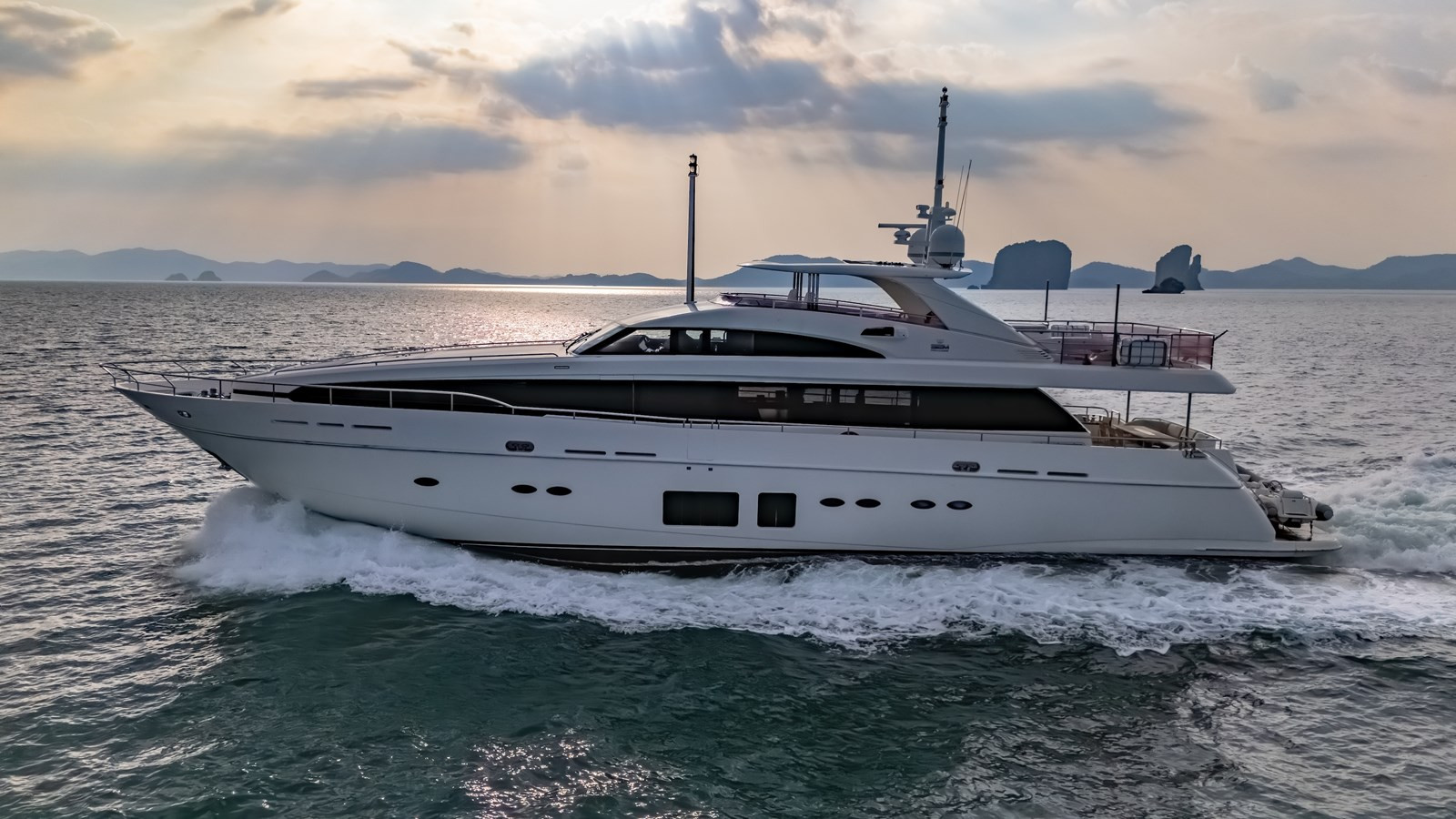 https://arconyachts.ams3.digitaloceanspaces.com/70500/conversions/large_4671525-optimize.jpg