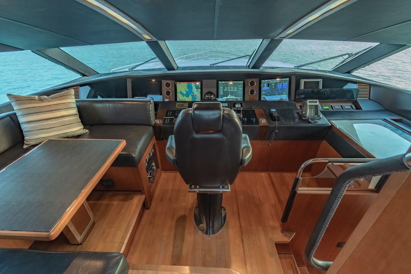 https://arconyachts.ams3.digitaloceanspaces.com/70577/conversions/large_4671556-optimize.jpg